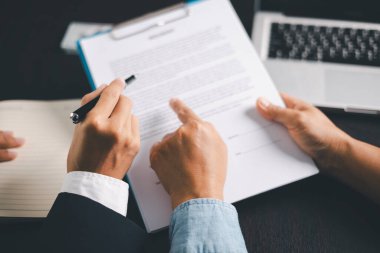 İş adamları, hayat sigortası danışman sağlık sigortası tasarruf planı için hayat sigortası acentasıyla anlaşma yapıyor. İş adamlarının anlaşma yaptığı onaylandı