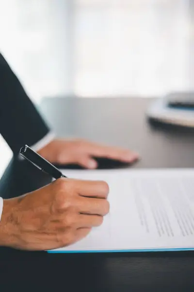 İş adamları, hayat sigortası danışman sağlık sigortası tasarruf planı için hayat sigortası acentasıyla anlaşma yapıyor. İş adamlarının anlaşma yaptığı onaylandı
