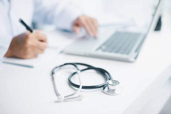 Концепция бизнес-доктор образования существенное глобализация, студент учиться и учиться в университете и колледже, чтобы освоить знания, необходимые путешествия глобальной экономики. книжный стетоскоп для медицинской помощи