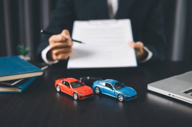 Konsept iş aracı finans koruma bürosu planı yatırımı araba satışı fikri finansal güvence altına alınıyor. Otomobil acentesi el koruma sigortası ve elverişli kredi anlaşması.