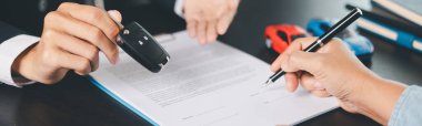 Konsept iş aracı finans koruma bürosu planı yatırımı araba satışı fikri finansal güvence altına alınıyor. Otomobil acentesi el koruma sigortası ve kredi anlaşması. Kopyalama alanı olan pankart