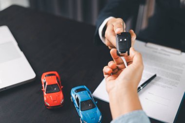 Konsept iş aracı finans koruma bürosu planı yatırımı araba satışı fikri finansal güvence altına alınıyor. Otomobil acentesi el koruma sigortası ve elverişli kredi anlaşması.