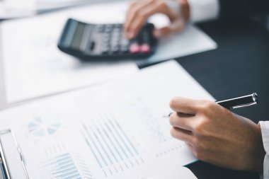 İşletme büyümesi, hisse senedi piyasası, finans stratejileri ve bankacılık uzmanlığına yatırım yapmaya karar verdi..