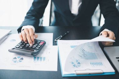 İşletme büyümesi, hisse senedi piyasası, finans stratejileri ve bankacılık uzmanlığına yatırım yapmaya karar verdi..
