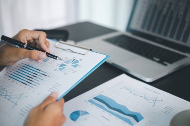 İşletme büyümesi, hisse senedi piyasası, finans stratejileri ve bankacılık uzmanlığına yatırım yapmaya karar verdi..