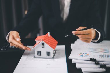 İşletme konsepti finans koruma bürosu yatırım satın alma fikri ev satın alma ve finansal güvenlik sağlama. ikamet acentesi el koruması satın alma sigortası ve elverişli kredi anlaşması.