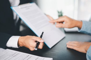 İş adamları, hayat sigortası danışman sağlık sigortası tasarruf planı için hayat sigortası acentasıyla anlaşma yapıyor. İş adamlarının anlaşma yaptığı onaylandı
