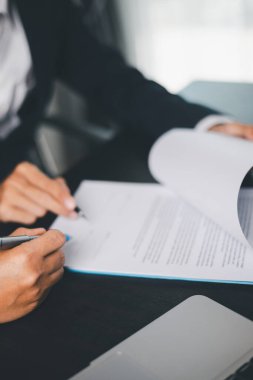 İş adamları, hayat sigortası danışman sağlık sigortası tasarruf planı için hayat sigortası acentasıyla anlaşma yapıyor. İş adamlarının anlaşma yaptığı onaylandı