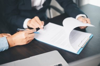 İş adamları, hayat sigortası danışman sağlık sigortası tasarruf planı için hayat sigortası acentasıyla anlaşma yapıyor. İş adamlarının anlaşma yaptığı onaylandı