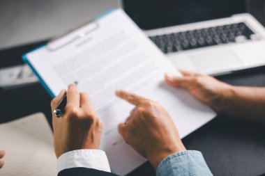 İş adamları, hayat sigortası danışman sağlık sigortası tasarruf planı için hayat sigortası acentasıyla anlaşma yapıyor. İş adamlarının anlaşma yaptığı onaylandı