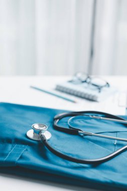 Küreselleşme, öğrenci öğrenimi ve yüksekokullarda öğrenim ve öğrenim için gerekli olan iş eğitimini kavramsallaştırmak küresel seyahat ekonomisi gerektiriyordu. Tıbbi sağlık hizmetleri için kitap steteskopu