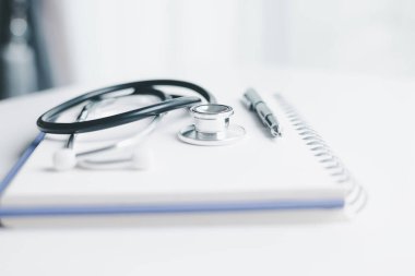 Küreselleşme, öğrenci öğrenimi ve yüksekokullarda öğrenim ve öğrenim için gerekli olan iş eğitimini kavramsallaştırmak küresel seyahat ekonomisi gerektiriyordu. Tıbbi sağlık hizmetleri için kitap steteskopu