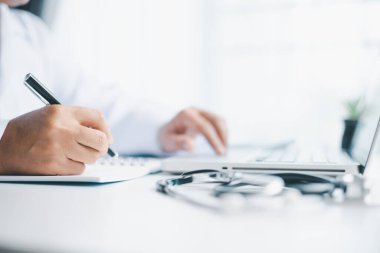 İşletme doktorluğu eğitimi, temel küreselleşme, üniversite ve üniversitede öğrenim ve öğrenim, bilgi edinmek için seyahat ve küresel ekonomi gereklidir. Tıbbi sağlık hizmetleri için kitap steteskopu