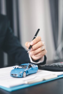 Konsept iş aracı finans koruma bürosu planı yatırımı araba satışı fikri finansal güvence altına alınıyor. Otomobil acentesi el koruma sigortası ve elverişli kredi anlaşması.
