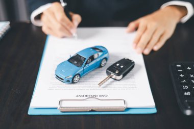 Konsept iş aracı finans koruma bürosu planı yatırımı araba satışı fikri finansal güvence altına alınıyor. Otomobil acentesi el koruma sigortası ve elverişli kredi anlaşması.