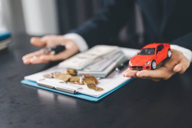 Konsept iş aracı finans koruma bürosu planı yatırımı araba satışı fikri finansal güvence altına alınıyor. Otomobil acentesi el koruma sigortası ve elverişli kredi anlaşması.