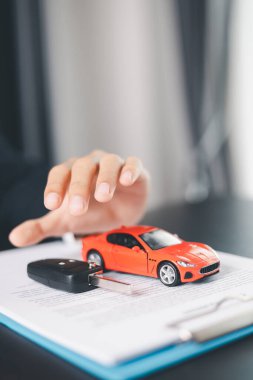 Konsept iş aracı finans koruma bürosu planı yatırımı araba satışı fikri finansal güvence altına alınıyor. Otomobil acentesi el koruma sigortası ve elverişli kredi anlaşması.