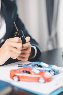 Konsept iş aracı finans koruma bürosu planı yatırımı araba satışı fikri finansal güvence altına alınıyor. Otomobil acentesi el koruma sigortası ve elverişli kredi anlaşması.