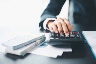 İşletme büyümesi, hisse senedi piyasası, finans stratejileri ve bankacılık uzmanlığına yatırım yapmaya karar verdi..
