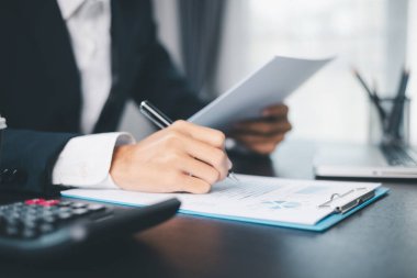 İşletme büyümesi, hisse senedi piyasası, finans stratejileri ve bankacılık uzmanlığına yatırım yapmaya karar verdi..