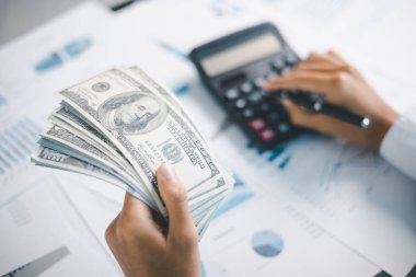 İşletme büyümesi, hisse senedi piyasası, finans stratejileri ve bankacılık uzmanlığına yatırım yapmaya karar verdi..