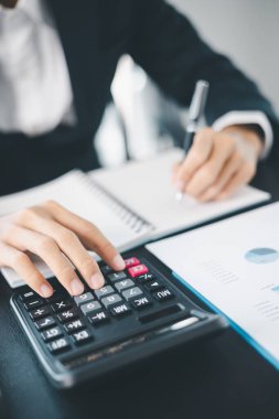 İşletme büyümesi, hisse senedi piyasası, finans stratejileri ve bankacılık uzmanlığına yatırım yapmaya karar verdi..