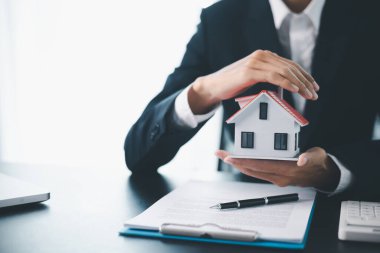 İşletme konsepti finans koruma bürosu yatırım satın alma fikri ev satın alma ve finansal güvenlik sağlama. ikamet acentesi el koruması satın alma sigortası ve elverişli kredi anlaşması.