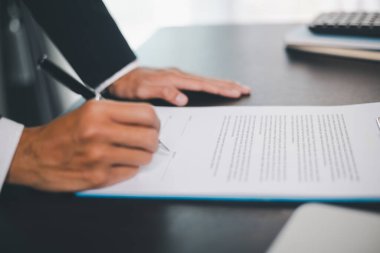 İş adamları, hayat sigortası danışman sağlık sigortası tasarruf planı için hayat sigortası acentasıyla anlaşma yapıyor. İş adamlarının anlaşma yaptığı onaylandı