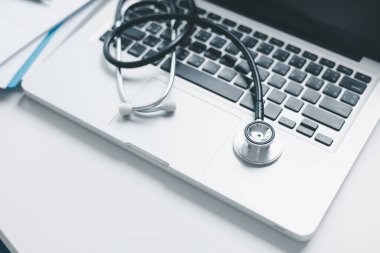 Küreselleşme, öğrenci öğrenimi ve yüksekokullarda öğrenim ve öğrenim için gerekli olan iş eğitimini kavramsallaştırmak küresel seyahat ekonomisi gerektiriyordu. Tıbbi sağlık hizmetleri için kitap steteskopu