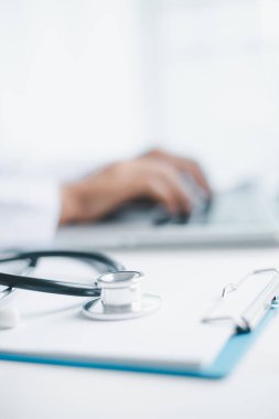 İşletme doktorluğu eğitimi, temel küreselleşme, üniversite ve üniversitede öğrenim ve öğrenim, bilgi edinmek için seyahat ve küresel ekonomi gereklidir. Tıbbi sağlık hizmetleri için kitap steteskopu