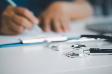 İşletme doktorluğu eğitimi, temel küreselleşme, üniversite ve üniversitede öğrenim ve öğrenim, bilgi edinmek için seyahat ve küresel ekonomi gereklidir. Tıbbi sağlık hizmetleri için kitap steteskopu