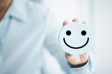 İyi iş kavramı, müşterilerin her iki iltifatı da değerlendirmeyi içerir. Müşterilerin tebessümle zihinsel gerginlik ve hoşnutsuzluğu önlemek için çalışan memnuniyetini sağlarlar.