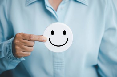 İyi iş kavramı, müşterilerin her iki iltifatı da değerlendirmeyi içerir. Müşterilerin tebessümle zihinsel gerginlik ve hoşnutsuzluğu önlemek için çalışan memnuniyetini sağlarlar.