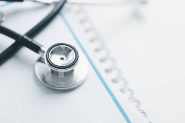 Küreselleşme, öğrenci öğrenimi ve yüksekokullarda öğrenim ve öğrenim için gerekli olan iş eğitimini kavramsallaştırmak küresel seyahat ekonomisi gerektiriyordu. Tıbbi sağlık hizmetleri için kitap steteskopu