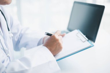 İşletme doktorluğu eğitimi, temel küreselleşme, üniversite ve üniversitede öğrenim ve öğrenim, bilgi edinmek için seyahat ve küresel ekonomi gereklidir. Tıbbi sağlık hizmetleri için kitap steteskopu