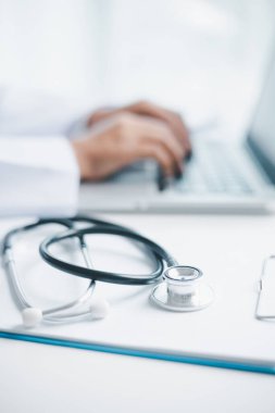 İşletme doktorluğu eğitimi, temel küreselleşme, üniversite ve üniversitede öğrenim ve öğrenim, bilgi edinmek için seyahat ve küresel ekonomi gereklidir. Tıbbi sağlık hizmetleri için kitap steteskopu