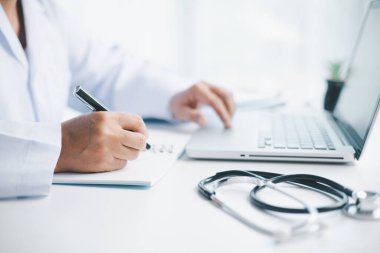 İşletme doktorluğu eğitimi, temel küreselleşme, üniversite ve üniversitede öğrenim ve öğrenim, bilgi edinmek için seyahat ve küresel ekonomi gereklidir. Tıbbi sağlık hizmetleri için kitap steteskopu