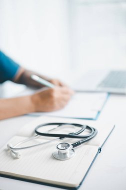 İşletme doktorluğu eğitimi, temel küreselleşme, üniversite ve üniversitede öğrenim ve öğrenim, bilgi edinmek için seyahat ve küresel ekonomi gereklidir. Tıbbi sağlık hizmetleri için kitap steteskopu