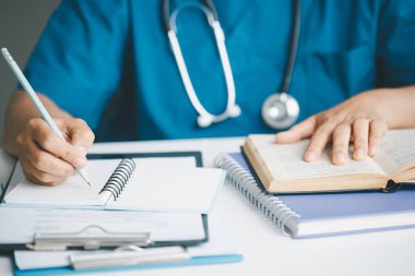 İşletme doktorluğu eğitimi, temel küreselleşme, üniversite ve üniversitede öğrenim ve öğrenim, bilgi edinmek için seyahat ve küresel ekonomi gereklidir. Tıbbi sağlık hizmetleri için kitap steteskopu