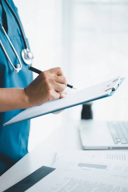 İşletme doktorluğu eğitimi, temel küreselleşme, üniversite ve üniversitede öğrenim ve öğrenim, bilgi edinmek için seyahat ve küresel ekonomi gereklidir. Tıbbi sağlık hizmetleri için kitap steteskopu