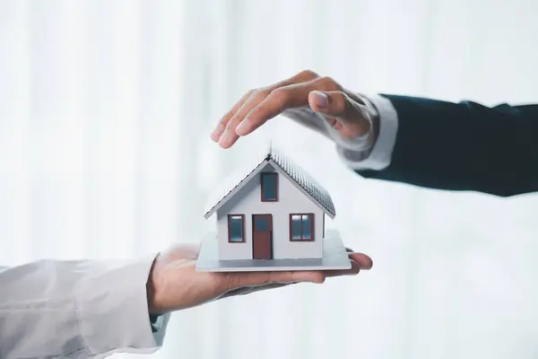 İşletme konsepti finans koruma bürosu yatırım satın alma fikri ev satın alma ve finansal güvenlik sağlama. ikamet acentesi el koruması satın alma sigortası ve elverişli kredi anlaşması.