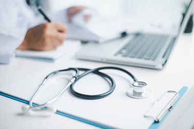 İşletme doktorluğu eğitimi, temel küreselleşme, üniversite ve üniversitede öğrenim ve öğrenim, bilgi edinmek için seyahat ve küresel ekonomi gereklidir. Tıbbi sağlık hizmetleri için kitap steteskopu