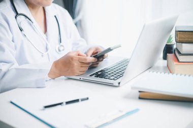 İşletme doktorluğu eğitimi, temel küreselleşme, üniversite ve üniversitede öğrenim ve öğrenim, bilgi edinmek için seyahat ve küresel ekonomi gereklidir. Tıbbi sağlık hizmetleri için kitap steteskopu