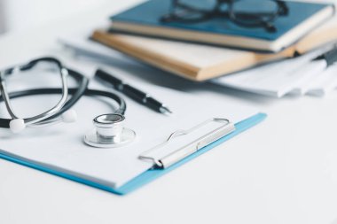 Küreselleşme, öğrenci öğrenimi ve yüksekokullarda öğrenim ve öğrenim için gerekli olan iş eğitimini kavramsallaştırmak küresel seyahat ekonomisi gerektiriyordu. Tıbbi sağlık hizmetleri için kitap steteskopu