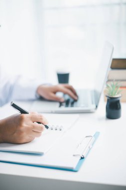İşletme doktorluğu eğitimi, temel küreselleşme, üniversite ve üniversitede öğrenim ve öğrenim, bilgi edinmek için seyahat ve küresel ekonomi gereklidir. Tıbbi sağlık hizmetleri için kitap steteskopu