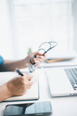 İşletme doktorluğu eğitimi, temel küreselleşme, üniversite ve üniversitede öğrenim ve öğrenim, bilgi edinmek için seyahat ve küresel ekonomi gereklidir. Tıbbi sağlık hizmetleri için kitap steteskopu