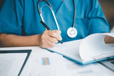 İşletme doktorluğu eğitimi, temel küreselleşme, üniversite ve üniversitede öğrenim ve öğrenim, bilgi edinmek için seyahat ve küresel ekonomi gereklidir. Tıbbi sağlık hizmetleri için kitap steteskopu