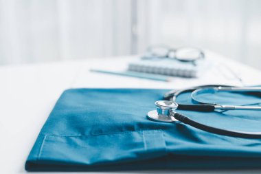 Küreselleşme, öğrenci öğrenimi ve yüksekokullarda öğrenim ve öğrenim için gerekli olan iş eğitimini kavramsallaştırmak küresel seyahat ekonomisi gerektiriyordu. Tıbbi sağlık hizmetleri için kitap steteskopu