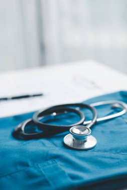 Küreselleşme, öğrenci öğrenimi ve yüksekokullarda öğrenim ve öğrenim için gerekli olan iş eğitimini kavramsallaştırmak küresel seyahat ekonomisi gerektiriyordu. Tıbbi sağlık hizmetleri için kitap steteskopu