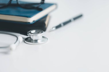 Küreselleşme, öğrenci öğrenimi ve yüksekokullarda öğrenim ve öğrenim için gerekli olan iş eğitimini kavramsallaştırmak küresel seyahat ekonomisi gerektiriyordu. Tıbbi sağlık hizmetleri için kitap steteskopu